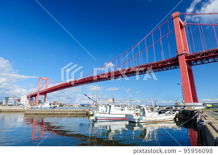 福岡縣北九州市秋季藍天和若戶大橋 95956098