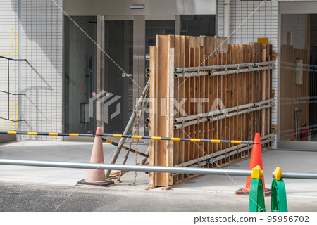 Concrete exterior wall formwork construction 95956702