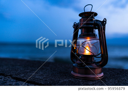 古色古香的燈籠放在海邊 95956879