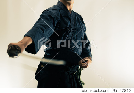 拿著日本刀的人 95957840