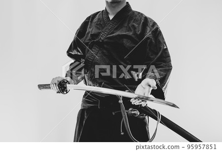 拿著日本刀的人 95957851