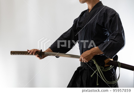 拿著日本刀的人 95957859