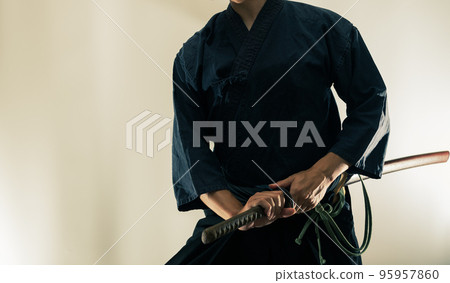 拿著日本刀的人 拿著日本刀的人 95957860