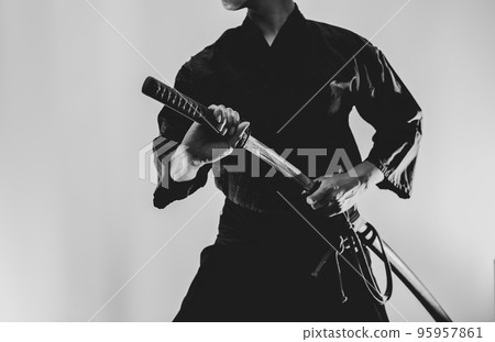 拿著日本刀的人 拿著日本刀的人 95957861
