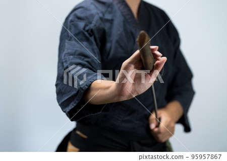 拿著日本刀的人 95957867