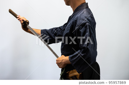 拿著日本刀的人 95957869