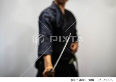 拿著日本刀的人 95957880