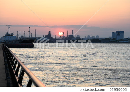The setting sun and Kawasaki canal The setting sun and Kawasaki canal 95959003