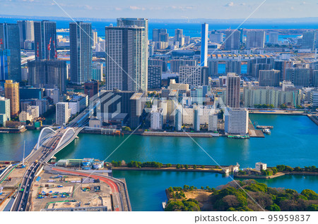 [Tokyo] January, blue sky and the streets of Koto Ward 95959837