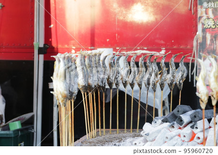 在食品攤上出售的鹽烤香魚串 95960720