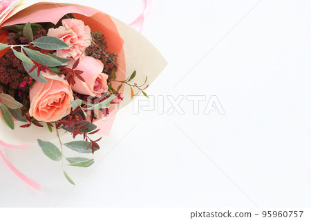 Bouquet of chic autumn roses 95960757