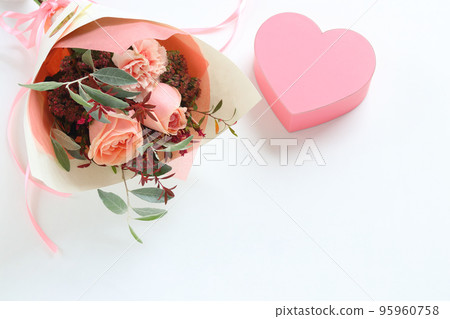 Bouquet of chic autumn roses 95960758