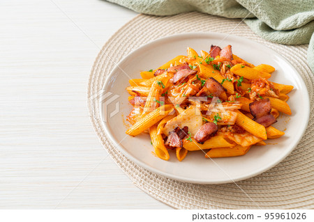 stir-fried penne pasta with kimchi and bacon 95961026