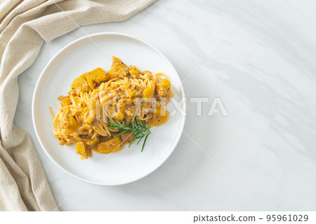 pumpkin spaghetti pasta alfredo sauce 95961029