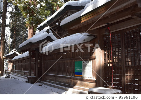 The main hall of Kumano Taisha Shrine visited on a sunny day in the middle of winter 95961190