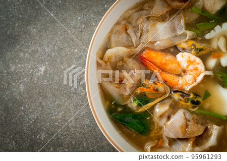 Wide Rice Noodles with Seafood in Gravy Sauce Wide Rice Noodles with Seafood in Gravy Sauce 95961293