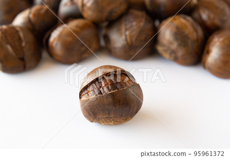 帶皮烤栗子 帶皮烤栗子 95961372