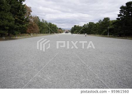 京都皇宮上空的秋天天空 95961560