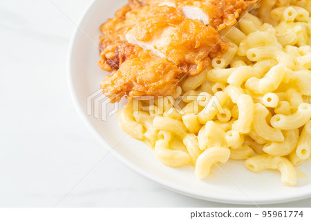 Mac and cheese with fried chicken Mac and cheese with fried chicken 95961774