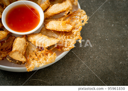 deep fried Enoki mushroom and King Oyster mushroom with spicy dipping sauce 95961830