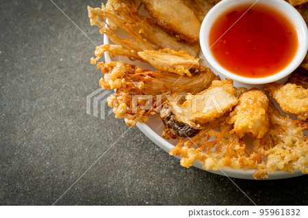 deep fried Enoki mushroom and King Oyster mushroom with spicy dipping sauce 95961832