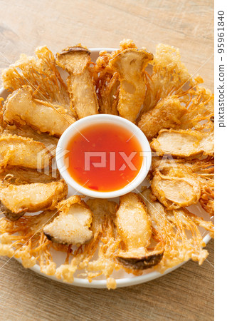 deep fried Enoki mushroom and King Oyster mushroom with spicy dipping sauce 95961840