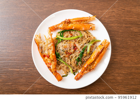 Stir-fried rice vermicelli and water mimosa with river prawns 95961912