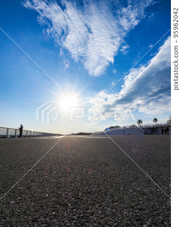 Scenery of Shin-Urayasu beach with runway Scenery of Shin-Urayasu beach with runway 95962042
