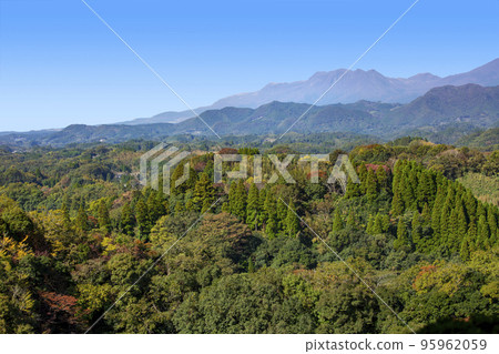 竹田市岡城周邊和秋色開始的九重山脈 竹田市岡城周邊和秋色開始的九重山脈 95962059
