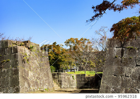 石垣和Oka城堡廢墟秋葉 95962318