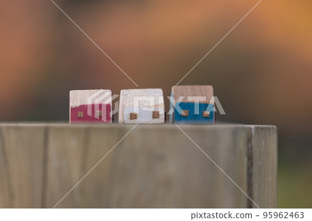 三間可愛的小木屋（秋色樹木背景） 95962463