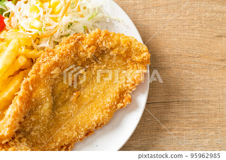 fried fish and potatoes chips 95962985