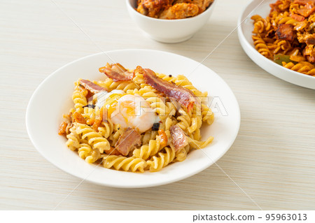carbonara fusilli pasta spicy bacon 95963013