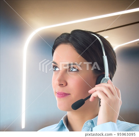 Customer support in a modern office 95963095