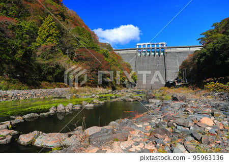 [岡山縣]晴天的湯原水壩（湯原溫泉） 95963136