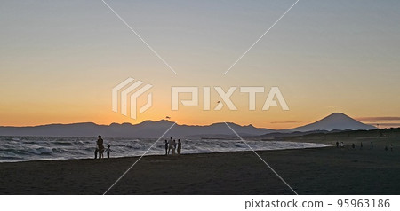 Mt. Fuji at sunset on the Chigasaki coast in early summer [November] 95963186