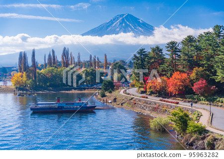 (Yamanashi Prefecture) Autumn leaves and Mt. Fuji in Lake Kawaguchi / Oike Park (Yamanashi Prefecture) Autumn leaves and Mt. Fuji in Lake Kawaguchi / Oike Park 95963282