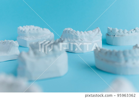 Dental plaster forms of jaws prothetic on coloured background 95963362