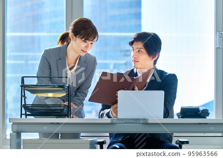 西裝革履的商人和女商人在辦公室開會 95963566