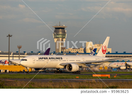 成田機場滑行客運飛機飛機日本航空公司波音 777 95963625
