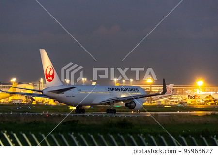 起飛從成田機場飛機日本航空公司波音 767 的客機 95963627