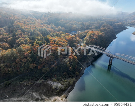 Shokawa, Gifu Prefecture Autumn leaves of Miboro Dam Drone aerial photography Shokawa, Gifu Prefecture Autumn leaves of Miboro Dam Drone aerial photography 95964421