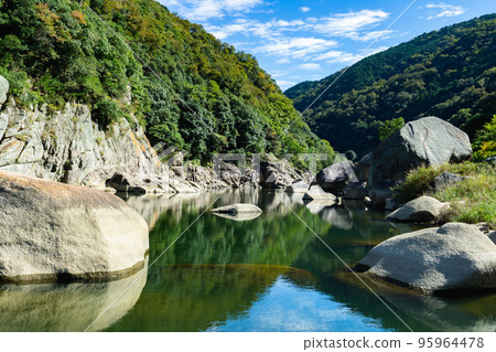 View of the Kizu River from the Gin no Obi Hiking Course in Kasagi Town, Kyoto Prefecture 95964478