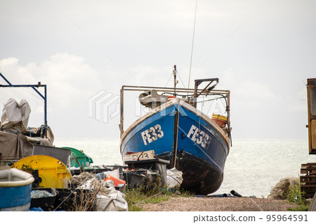 一艘漁船停在倫敦郊區黑斯廷斯海岸的岸邊 95964591