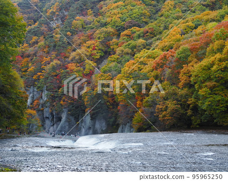Fukiware Falls Katashina Valley in Autumn 95965250