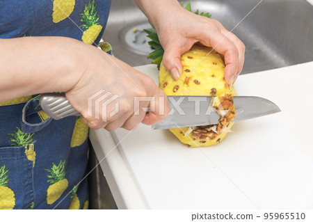 [Scrape off the surface of the pineapple] 95965510