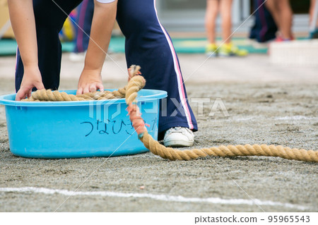 Athletic meet popular event tug-of-war game 95965543