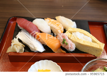 簡單食材、實惠價格的休閒壽司午餐套餐 95965715