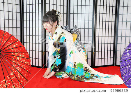 一位成年女性穿著白色背景上的綠松石圖案和服，和服工作室攝影，成年儀式 95966289