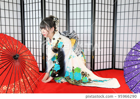 一位成年女性穿著白色背景上的綠松石圖案和服，和服工作室攝影，成年儀式 95966290